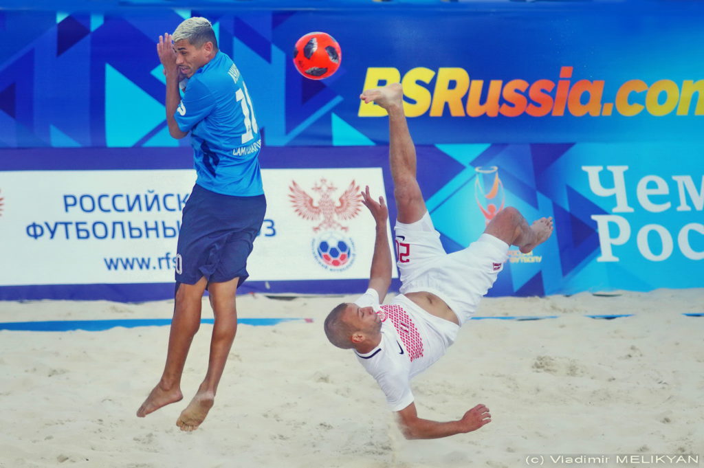 А теперь пляжный футбол!
