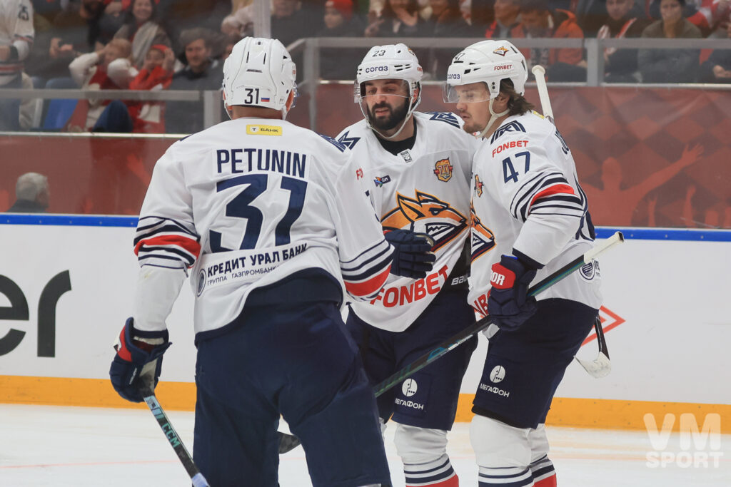 Александр Петунин, Даниил Вовченко и Люк Джонсон. ХК Металлург