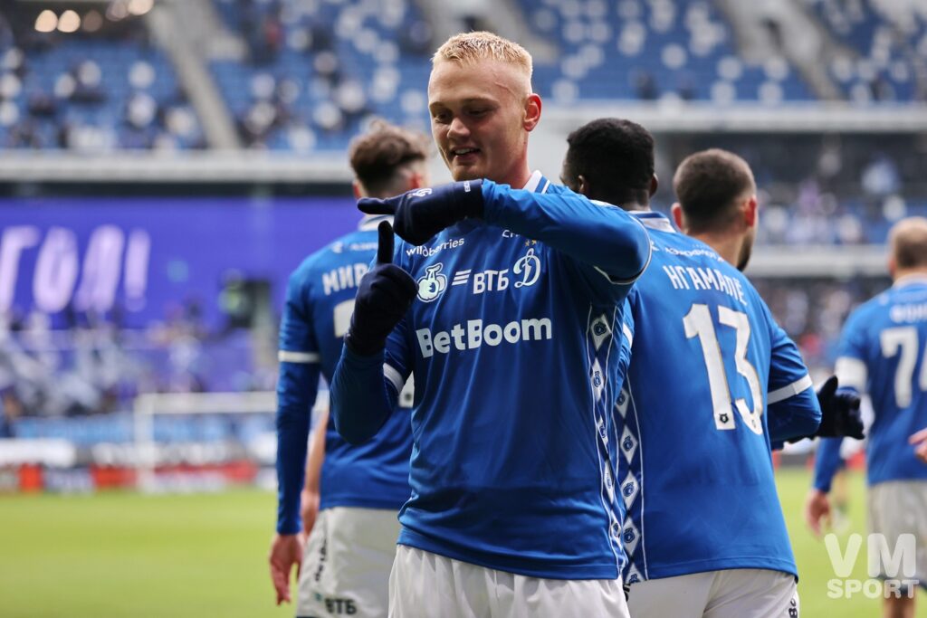 "Динамо" разгромило "Крылья Советов" в Петровском Парке